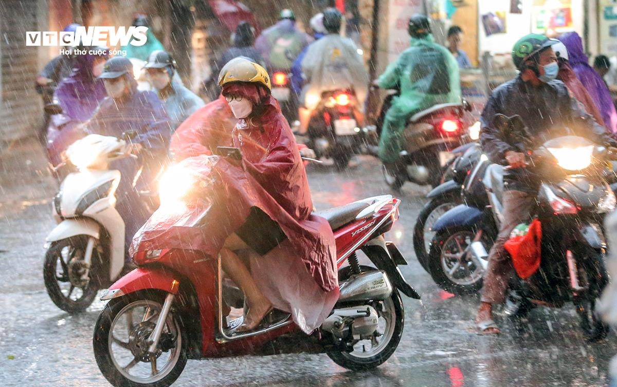Ngày 9-10/5, miền Bắc chuyển mưa dông sau những ngày nắng nóng cục bộ. (Ảnh minh hoạ: Ngô Nhung)