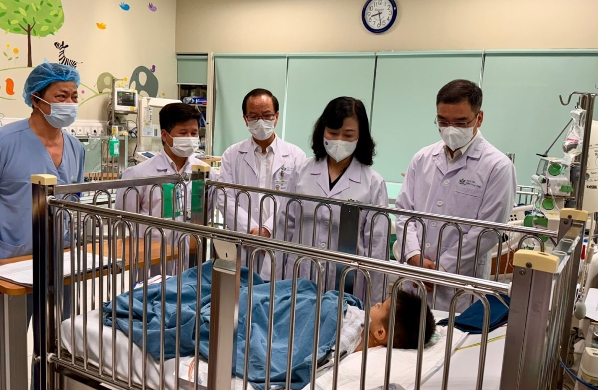 bộ trưởng bộ y tế thăm cháu bé vụ không được cấp cứu vì chưa đóng viện phí hình ảnh 1 bo truong bo y te tham chau be vu khong duoc cap cuu vi chua dong vien phi hinh anh 1
