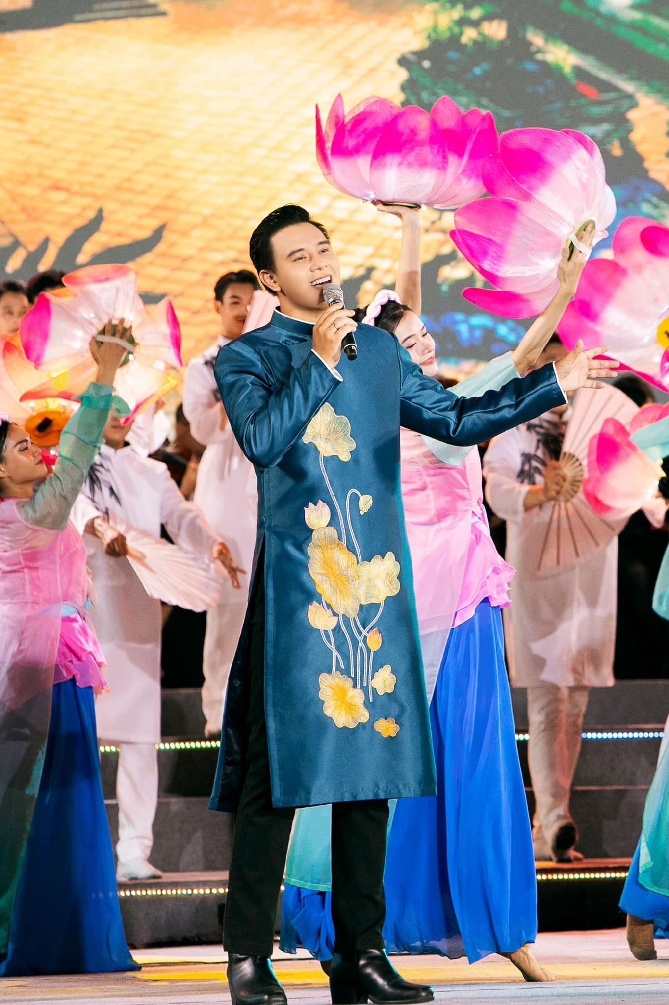 Đông Hùng sở hữu giọng hát nội lực.