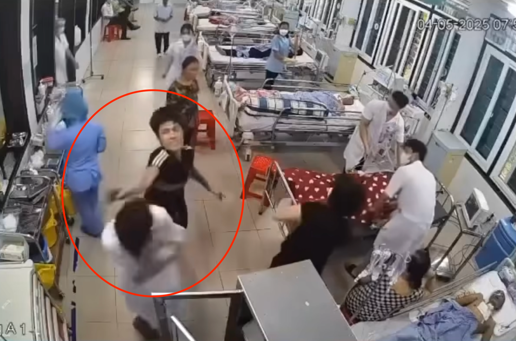 Hình ảnh người đàn ông tát, đấm liên tiếp vào mặt, đầu nhân viên y tế. (Ảnh cắt từ clip)