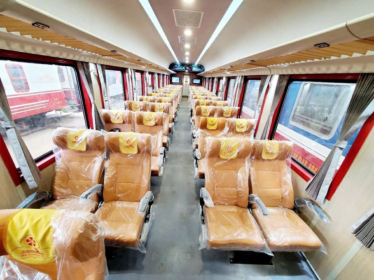 Các toa phổ thông 64 chỗ rộng rãi, sạch sẽ, áp dụng chính sách giá vé linh hoạt.