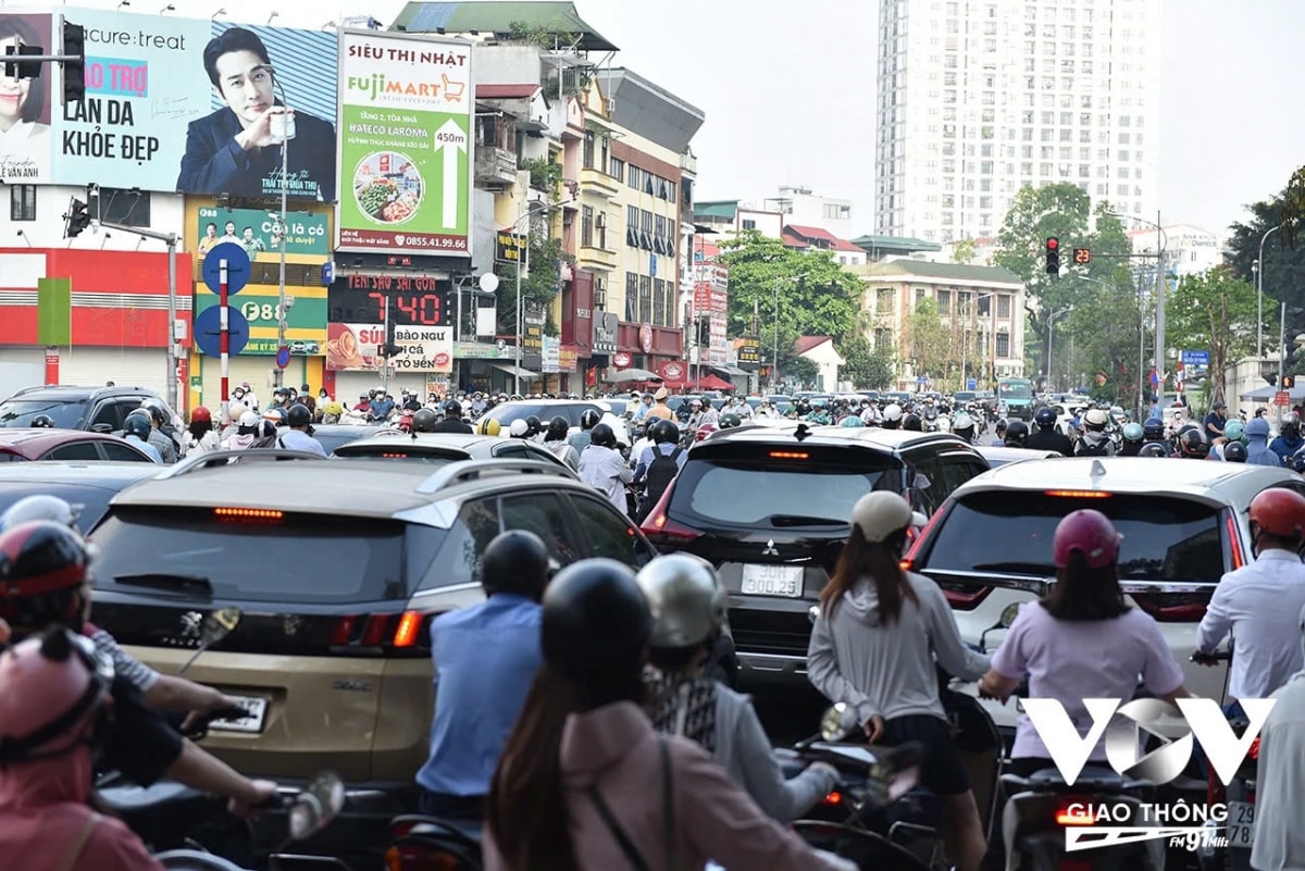 csgt ha noi lap chot, xu ly xe may leo via he hinh anh 1