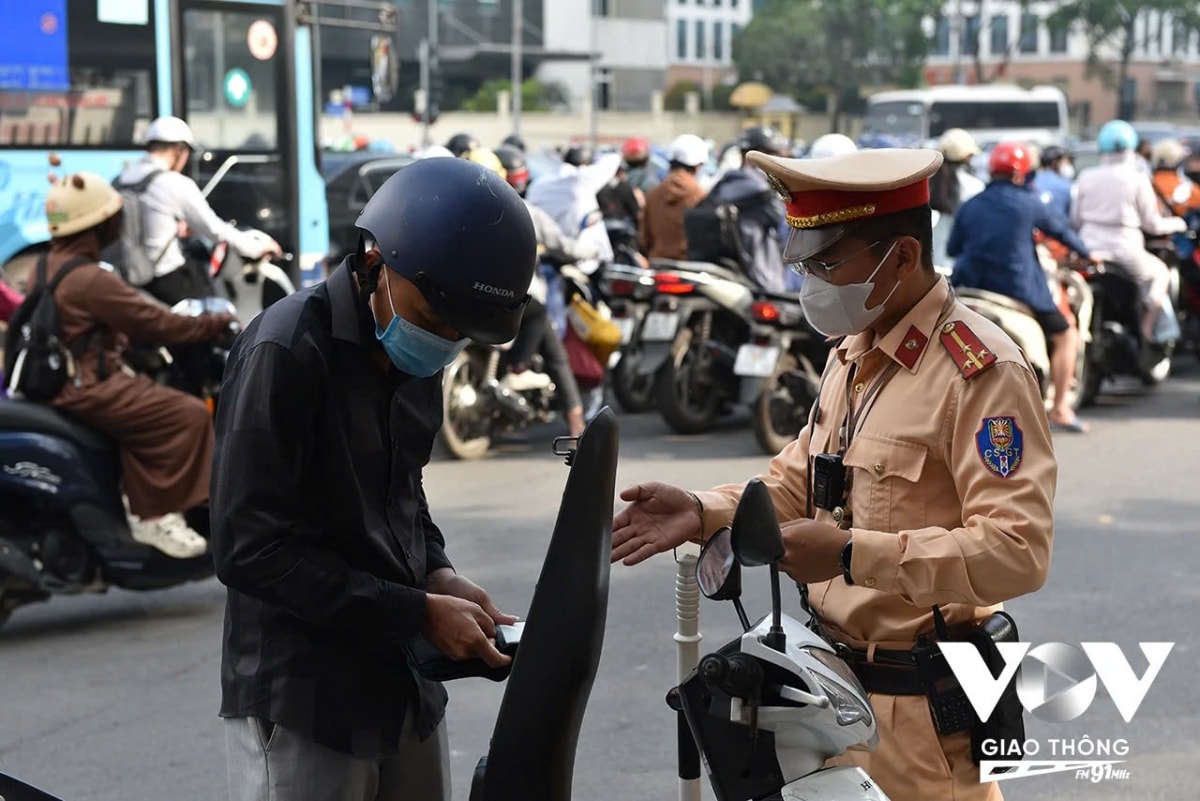 csgt ha noi lap chot, xu ly xe may leo via he hinh anh 9