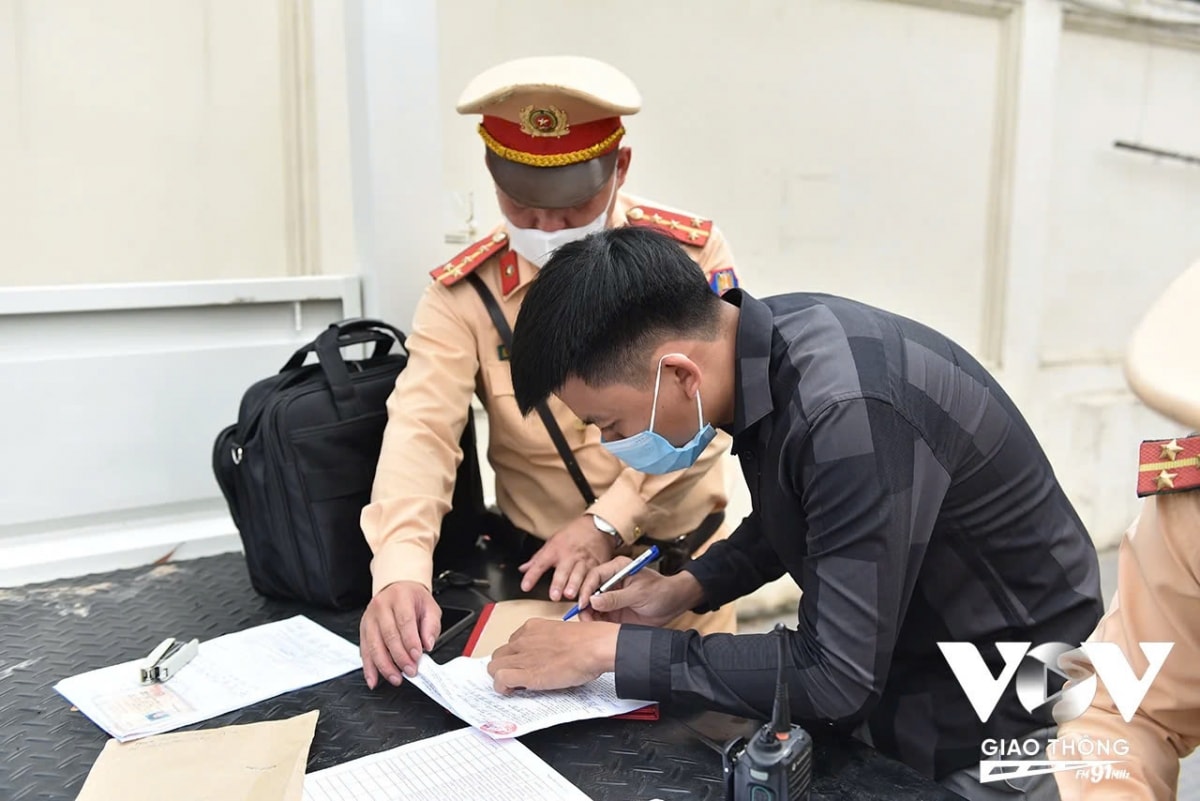 csgt ha noi lap chot, xu ly xe may leo via he hinh anh 10
