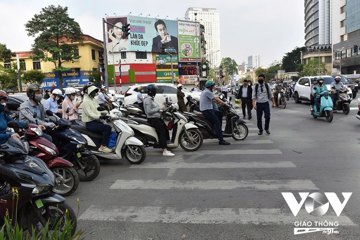 csgt ha noi lap chot, xu ly xe may leo via he hinh anh 11