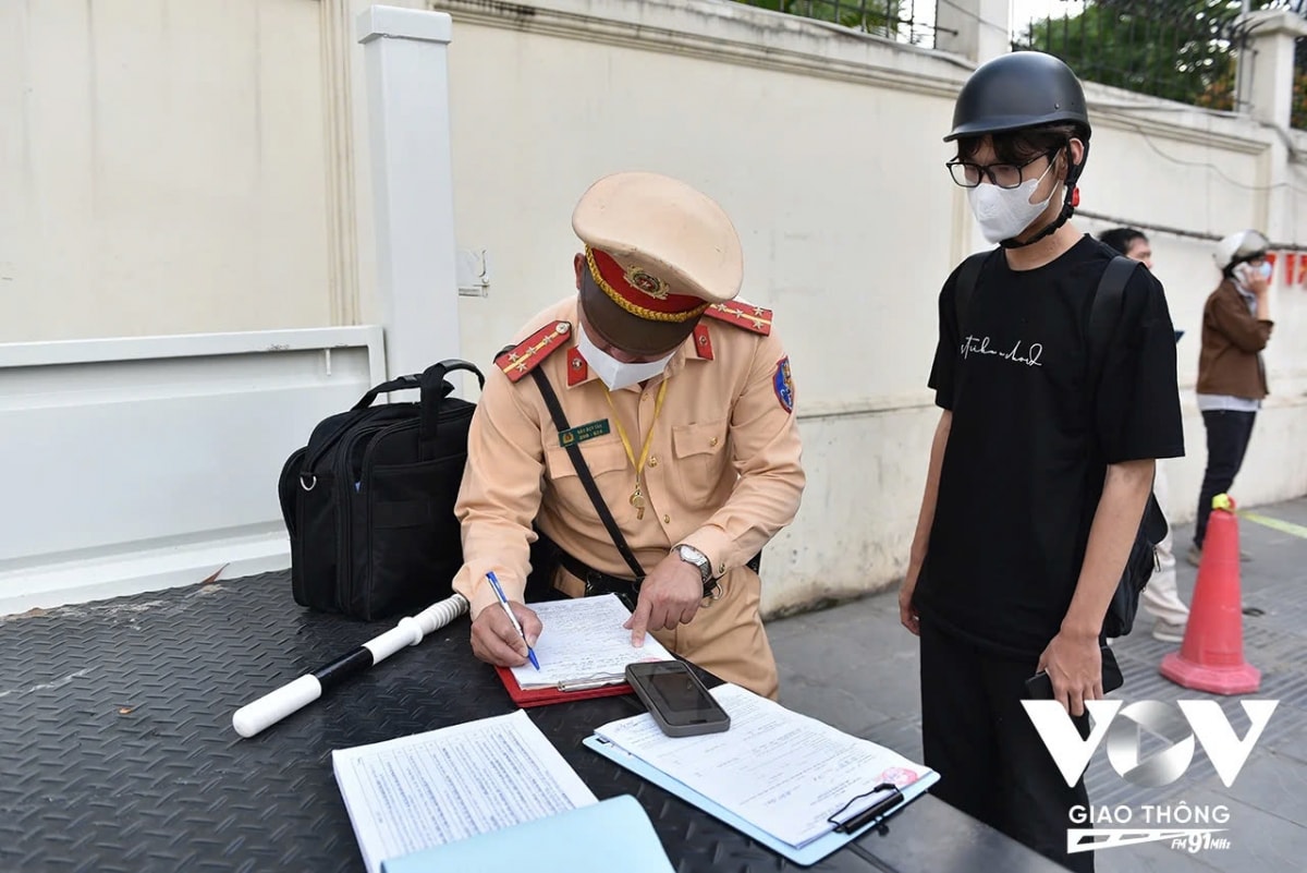csgt ha noi lap chot, xu ly xe may leo via he hinh anh 2