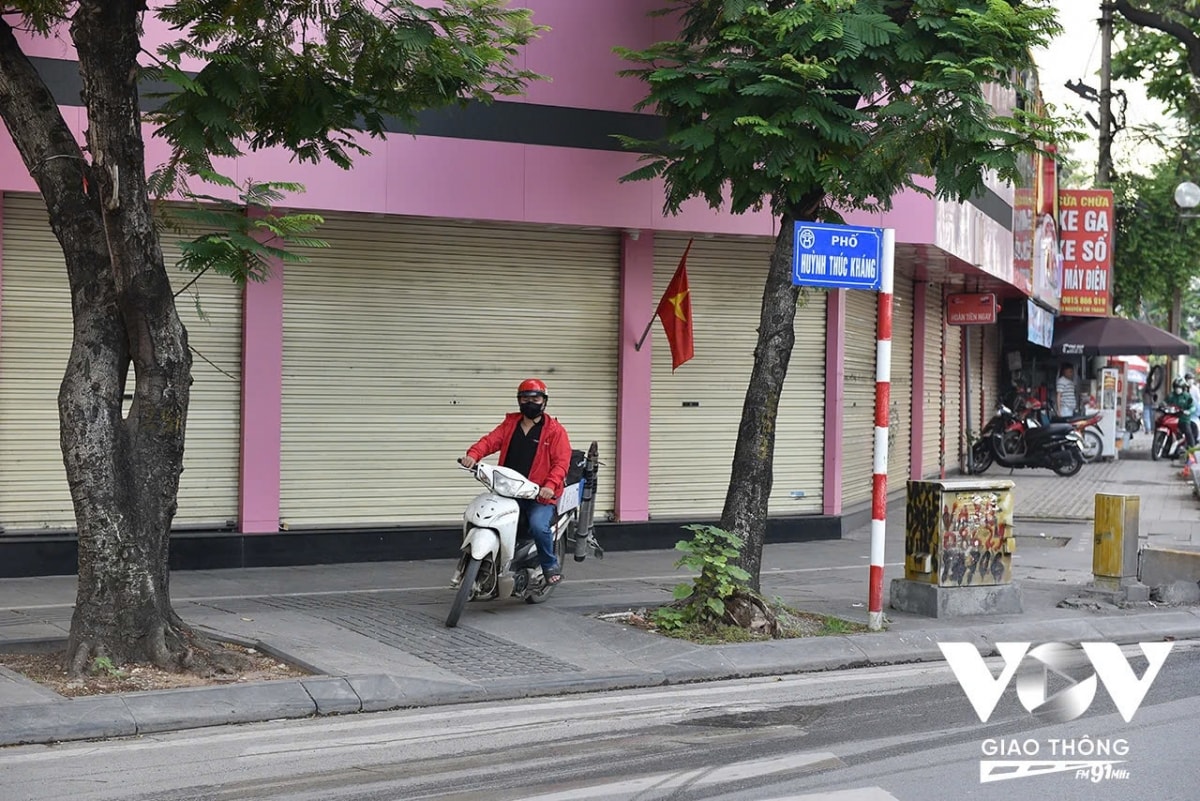 csgt ha noi lap chot, xu ly xe may leo via he hinh anh 3