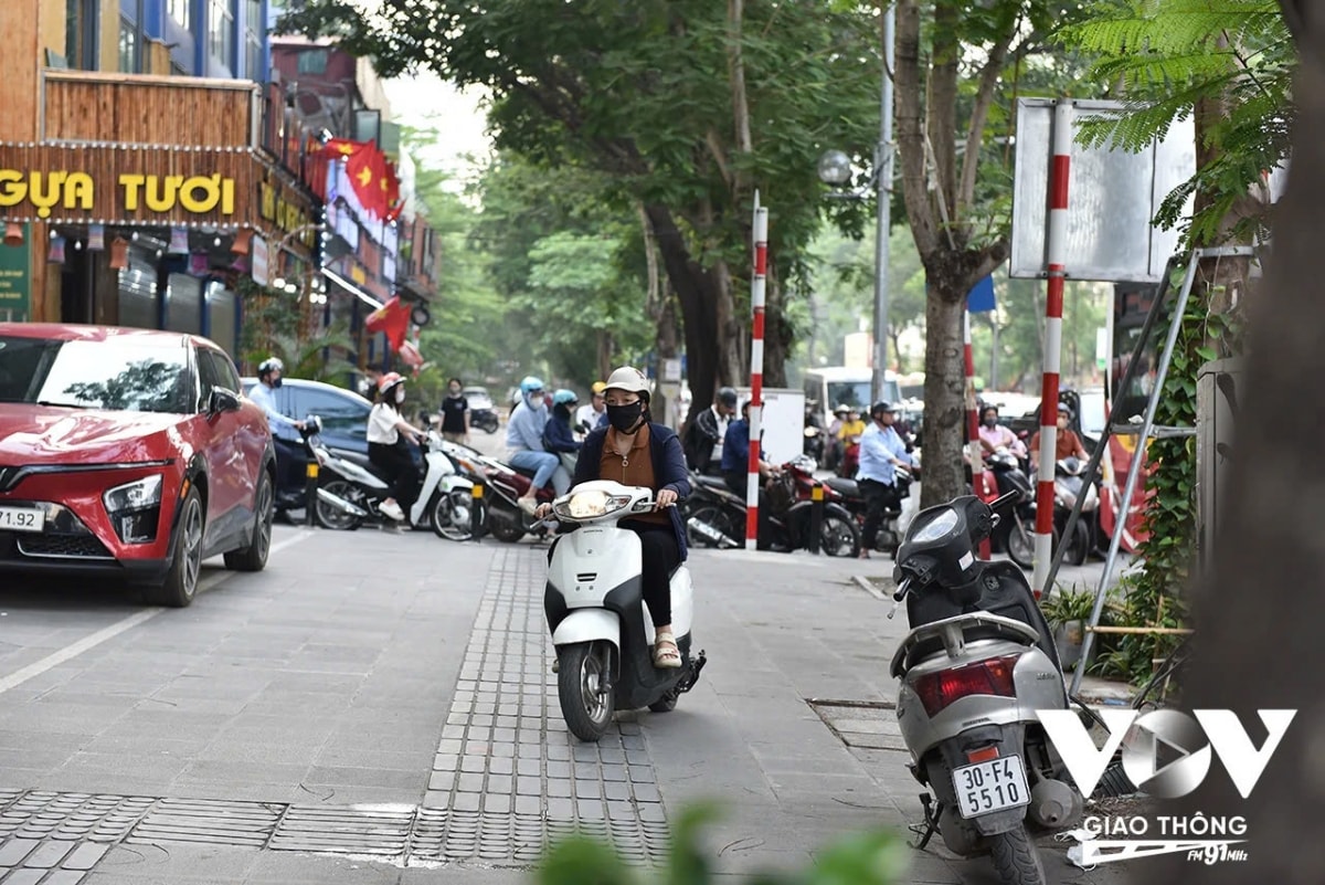 csgt ha noi lap chot, xu ly xe may leo via he hinh anh 4