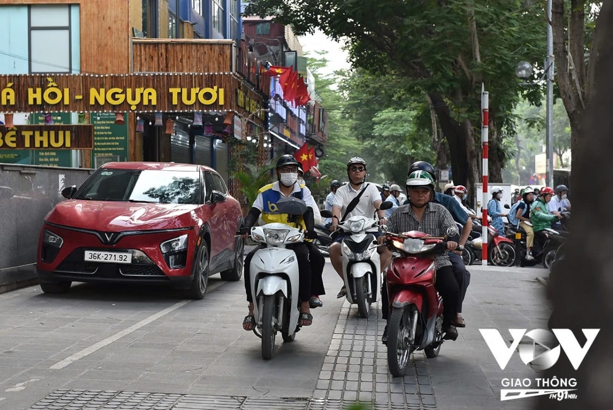 csgt ha noi lap chot, xu ly xe may leo via he hinh anh 5