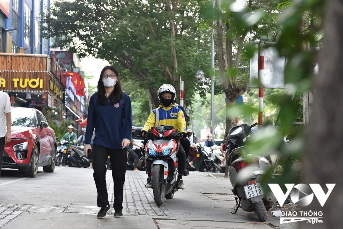csgt ha noi lap chot, xu ly xe may leo via he hinh anh 6