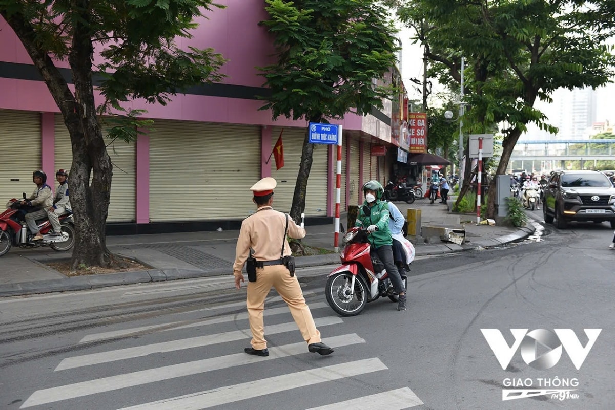 csgt ha noi lap chot, xu ly xe may leo via he hinh anh 7