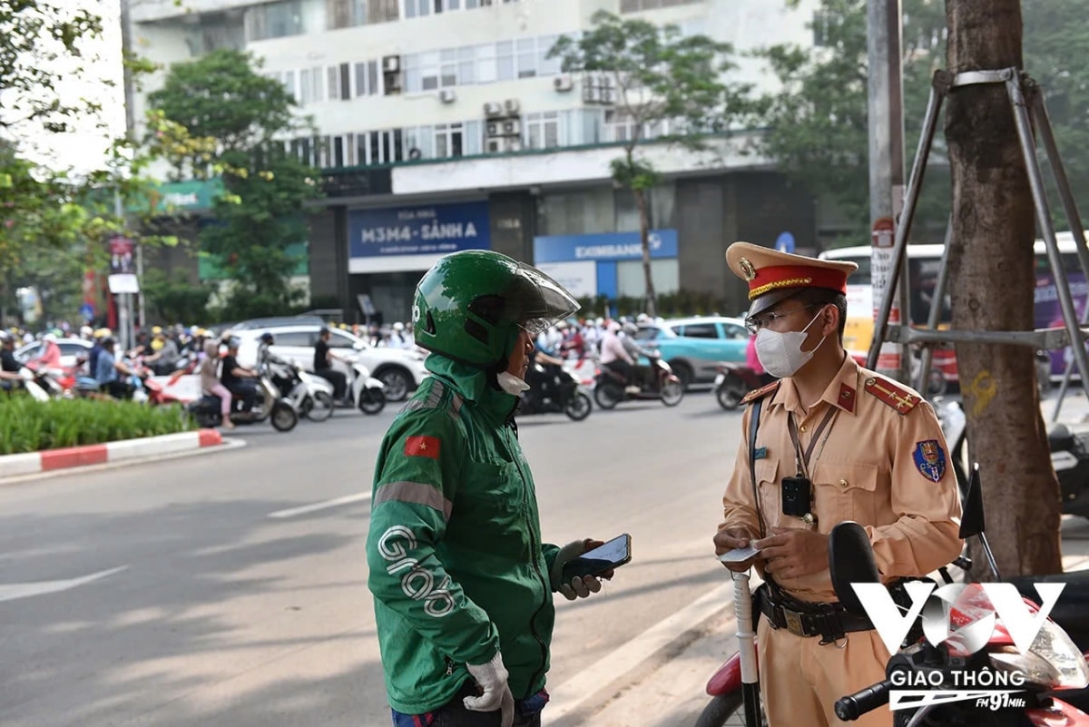 csgt ha noi lap chot, xu ly xe may leo via he hinh anh 8
