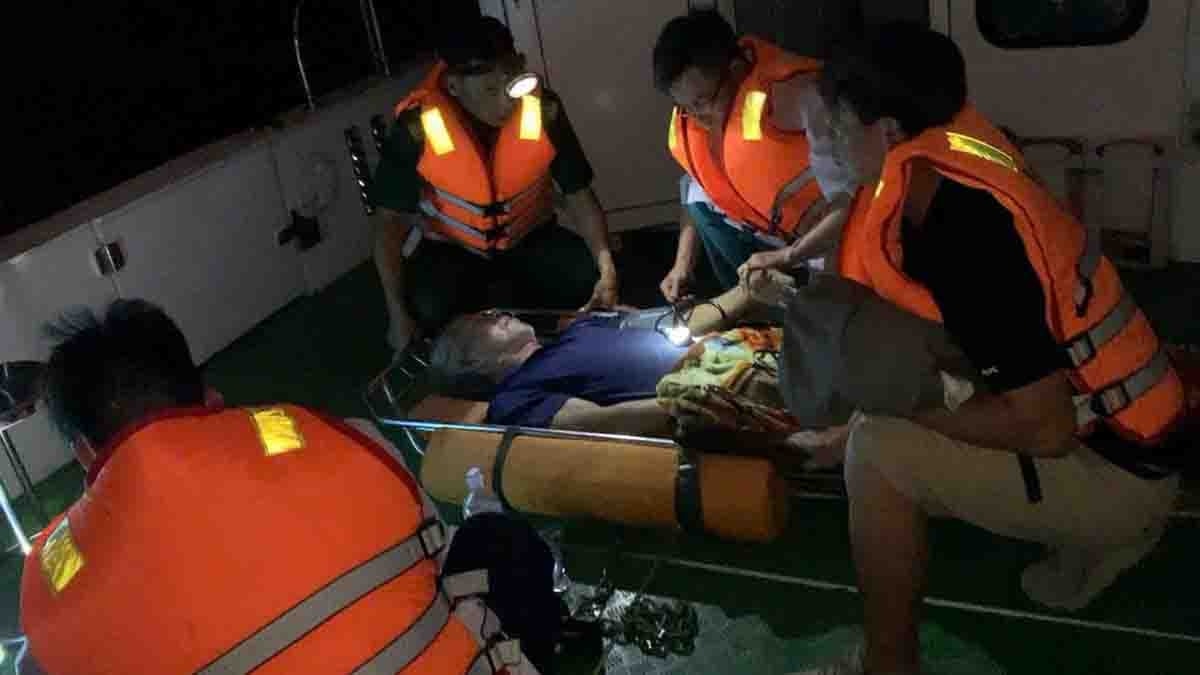 bộ đội biên phòng Đà nẵng cứu ngư dân gặp nạn trên biển hình ảnh 1 bo doi bien phong Da nang cuu ngu dan gap nan tren bien hinh anh 1