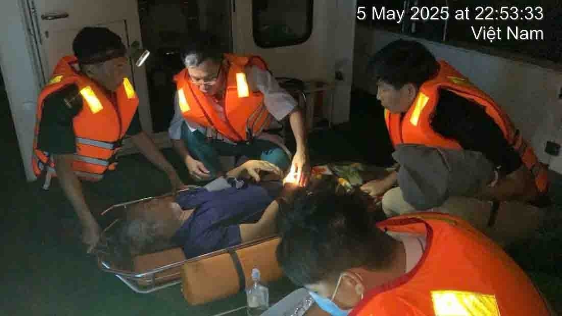 bộ đội biên phòng Đà nẵng cứu ngư dân gặp nạn trên biển hình ảnh 2 bo doi bien phong Da nang cuu ngu dan gap nan tren bien hinh anh 2