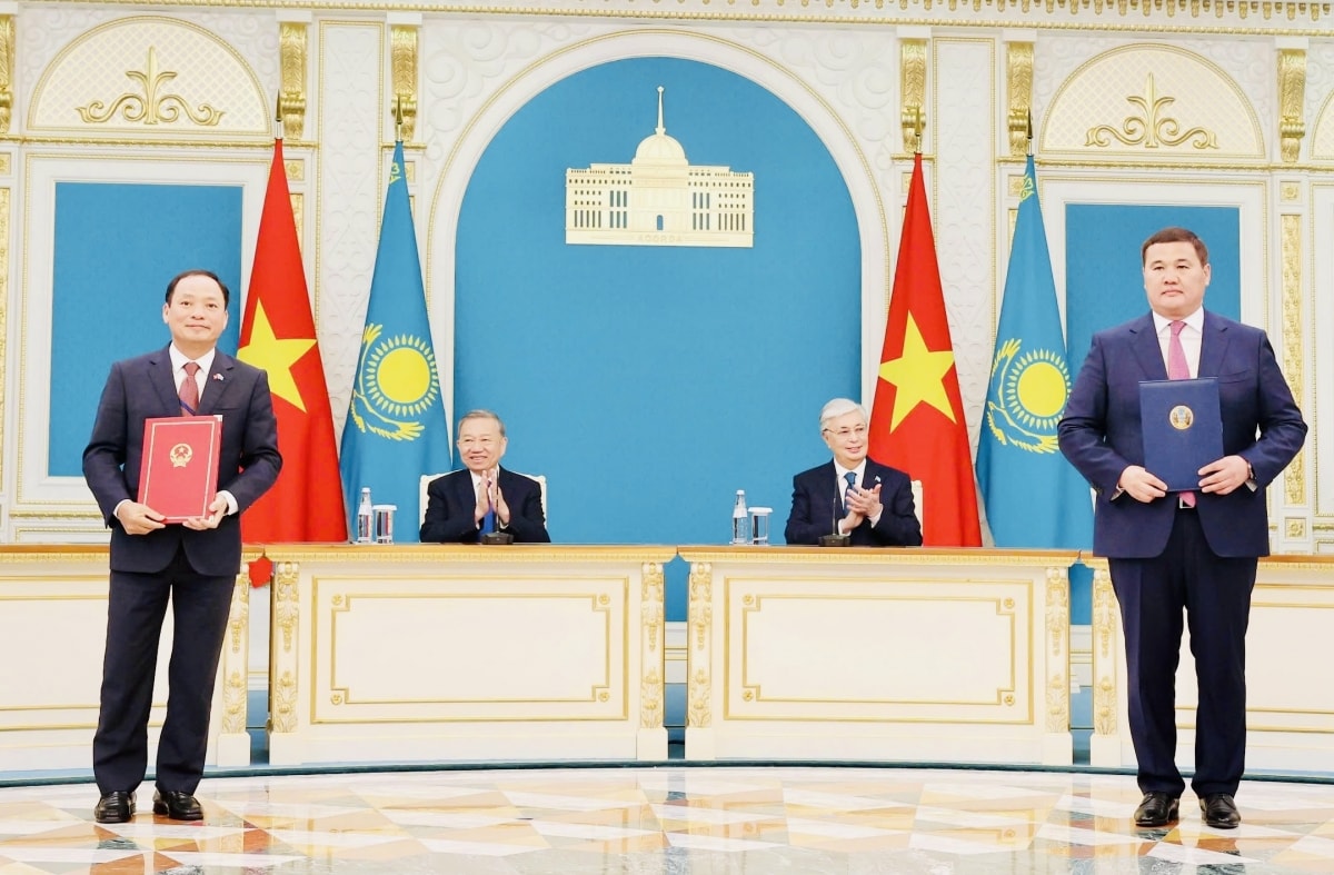 tổng bí thư tô lâm hội đàm với tổng thống kassym-jomart tokayev hình ảnh 2 tong bi thu to lam hoi dam voi tong thong kassym-jomart tokayev hinh anh 2