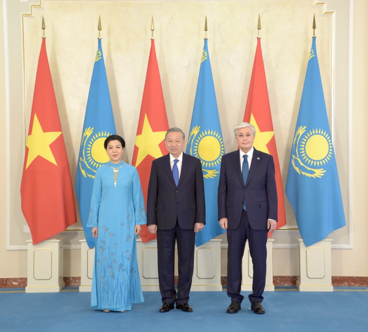 tổng bí thư tô lâm hội đàm với tổng thống kassym-jomart tokayev hình ảnh 1 tong bi thu to lam hoi dam voi tong thong kassym-jomart tokayev hinh anh 1