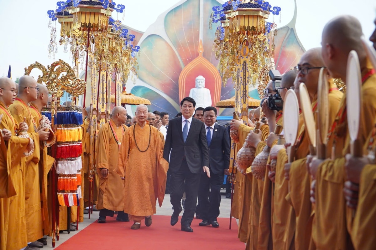 vesak 2025 chung tay lan tỏa yêu thương và trí tuệ vì một thế giới hòa bình hình ảnh 1 vesak 2025 chung tay lan toa yeu thuong va tri tue vi mot the gioi hoa binh hinh anh 1