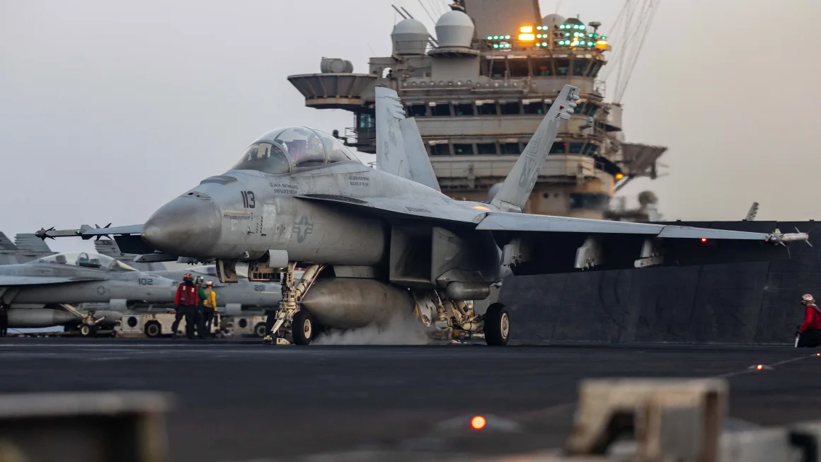 Tiêm kích F/A-18F Super Hornet chuẩn bị phóng lên tàu sân bay USS Harry S. Truman. (Ảnh: Hải quân Mỹ)