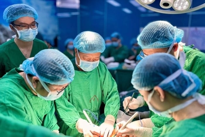 Đội ngũ bác sĩ ghép phổi cho bệnh nhân. (Ảnh: BVCC)