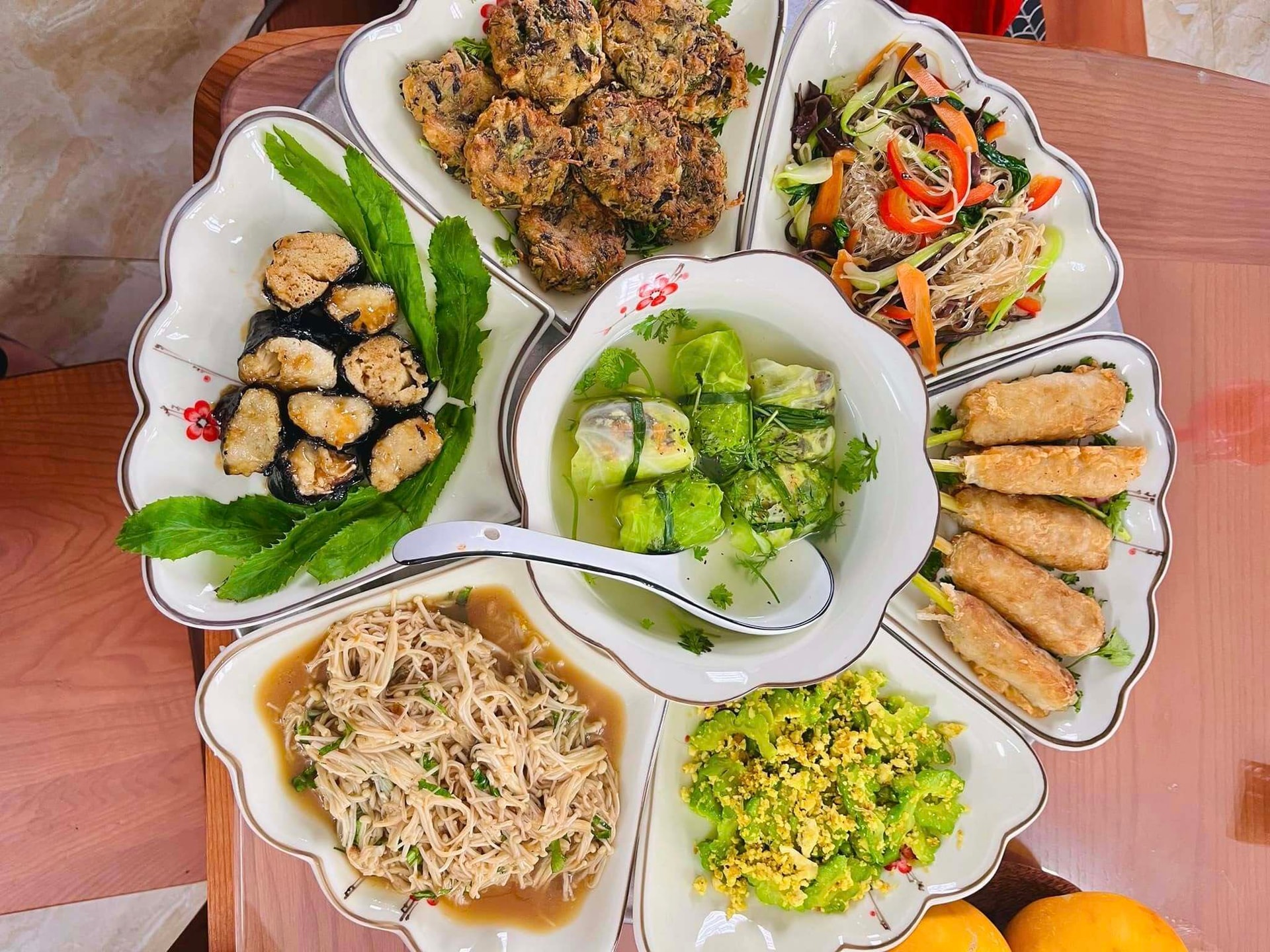 Mâm cỗ chay cúng lễ Phật đản tại nhà. (Ảnh: Nguyễn Bích Phượng)