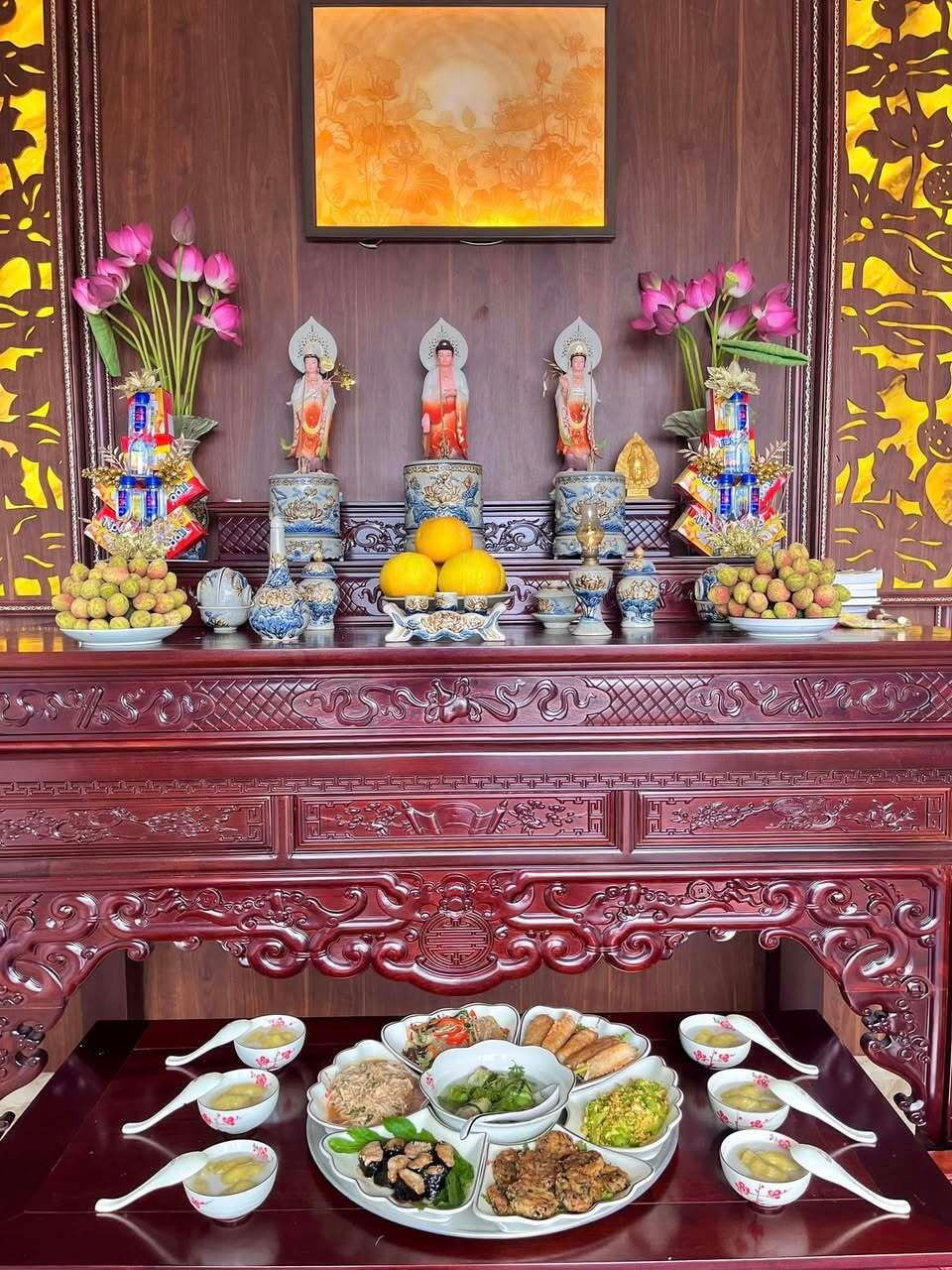 Nghi thức cúng lễ Phật đản tại nhàNguyen Bich Phuong. (Ảnh: Nguyễn Bích Phượng)