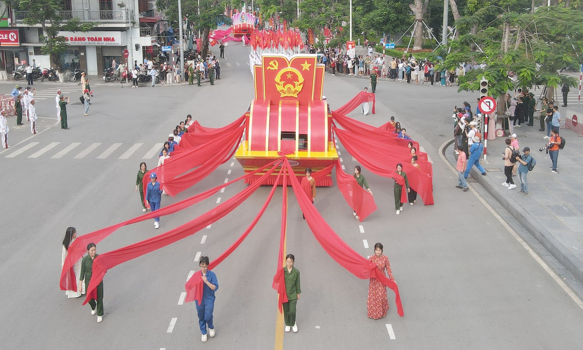 Lễ diễu binh, diễu hành kỷ niệm 70 năm Ngày giải phóng Hải Phòng - Thành phố Anh hùng sẽ được tổ chức từ 7h30 ngày 11/5 tại Quảng trường Nhà hát TP Hải Phòng và dải trung tâm thành phố.