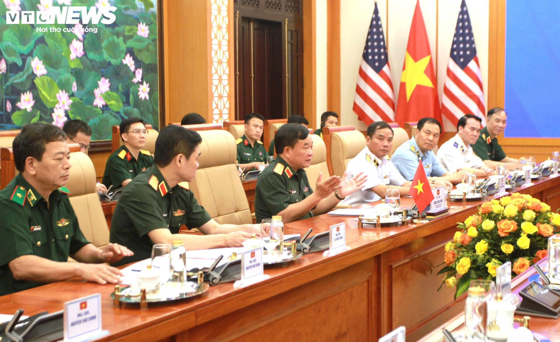 Thượng tướng Hoàng Xuân Chiến, Ủy viên Trung ương Đảng, Ủy viên Thường vụ Quân ủy Trung ương, Thứ trưởng Bộ Quốc phòng phát biểu mở đầu cuộc làm việc.