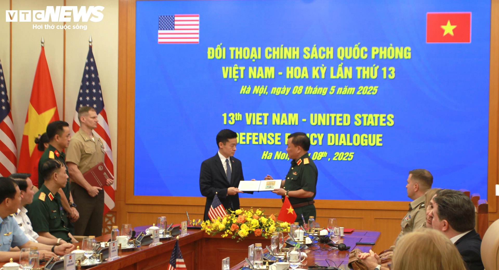 Việt Nam trao kỷ vật chiến tranh cho đoàn Mỹ.