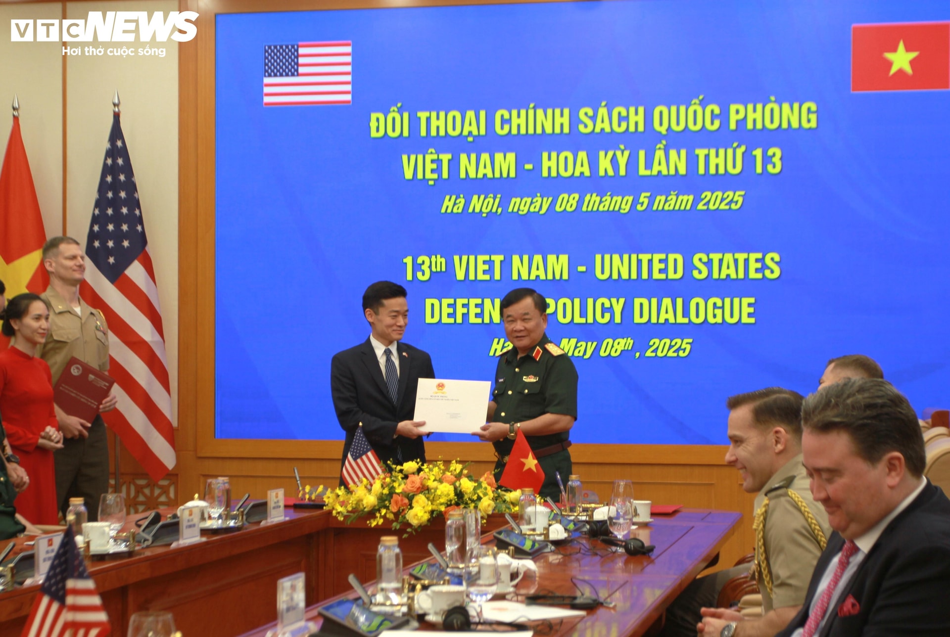 Trao thư của Bộ trưởng Bộ Quốc phòng Việt Nam gửi Bộ trưởng Bộ Quốc phòng Mỹ.