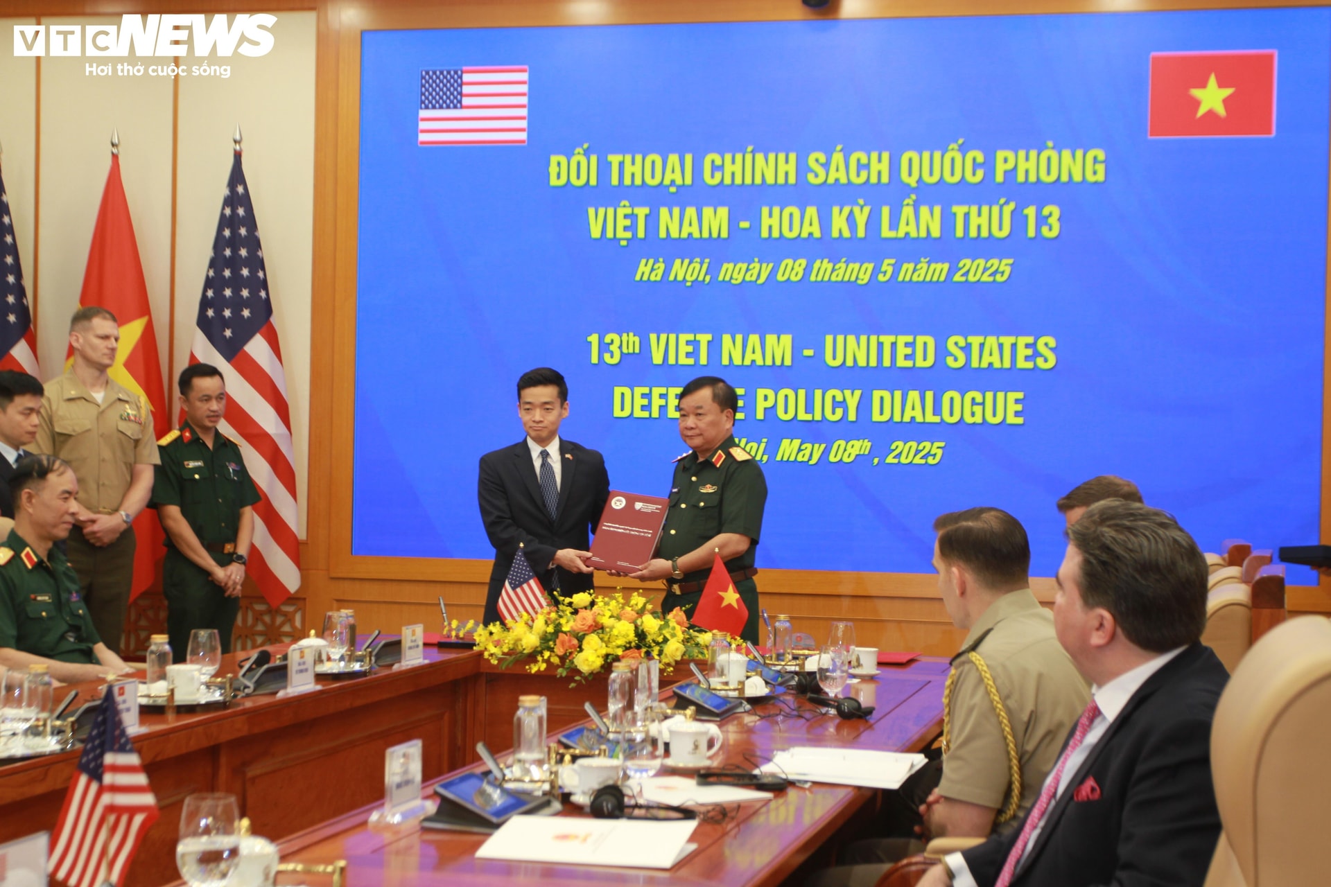 Hai bên trao quà lưu niệm.