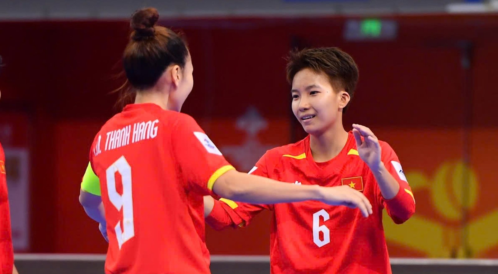 Thanh Ngân ghi bàn ấn định chiến thắng 5-3 cho đội tuyển futsal nữ Việt Nam.