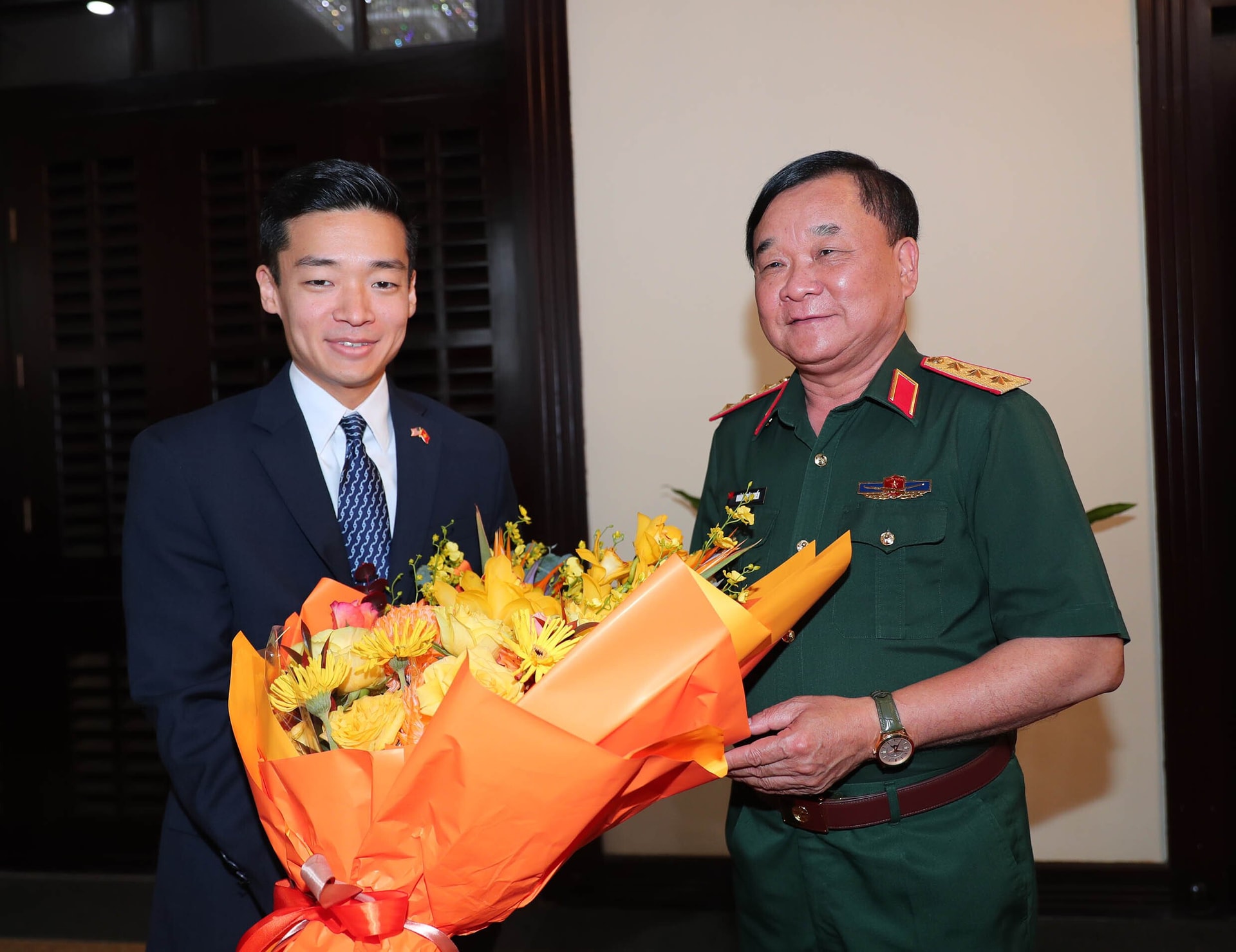 Thượng tướng Hoàng Xuân Chiến, Ủy viên Trung ương Đảng, Ủy viên Thường vụ Quân ủy Trung ương, Thứ trưởng Bộ Quốc phòng trao hoa kỷ niệm cho ông John Noh, Quyền Trợ lý Bộ trưởng Quốc phòng Mỹ. (Ảnh: Trọng Đức)