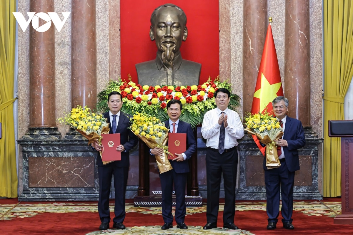 chủ tịch nước trao quyết định bổ nhiệm 3 phó chủ nhiệm văn phòng chủ tịch nước hình ảnh 1 chu tich nuoc trao quyet dinh bo nhiem 3 pho chu nhiem van phong chu tich nuoc hinh anh 1