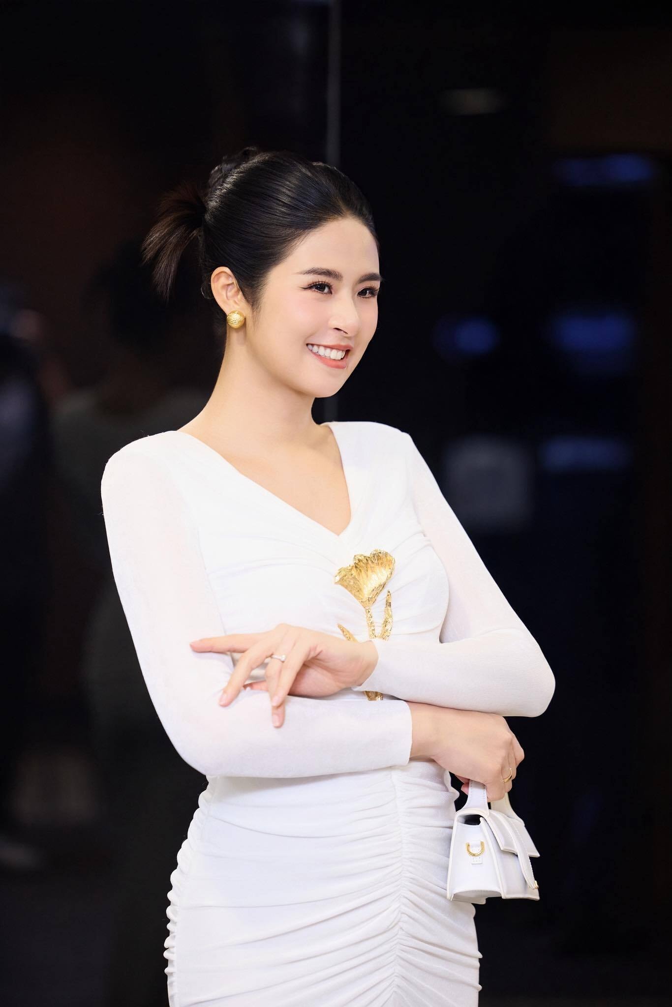 Sao Việt 9/5: Chi Bảo tình tứ bên vợ trẻ kém 16 tuổi, Tùng Dương nhập viện - 11