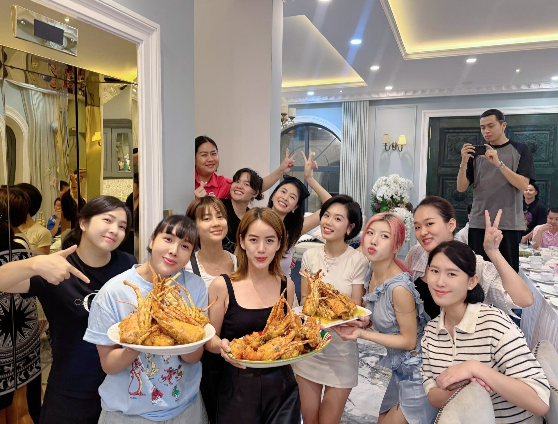 Sao Việt 9/5: Chi Bảo tình tứ bên vợ trẻ kém 16 tuổi, Tùng Dương nhập viện - 5
