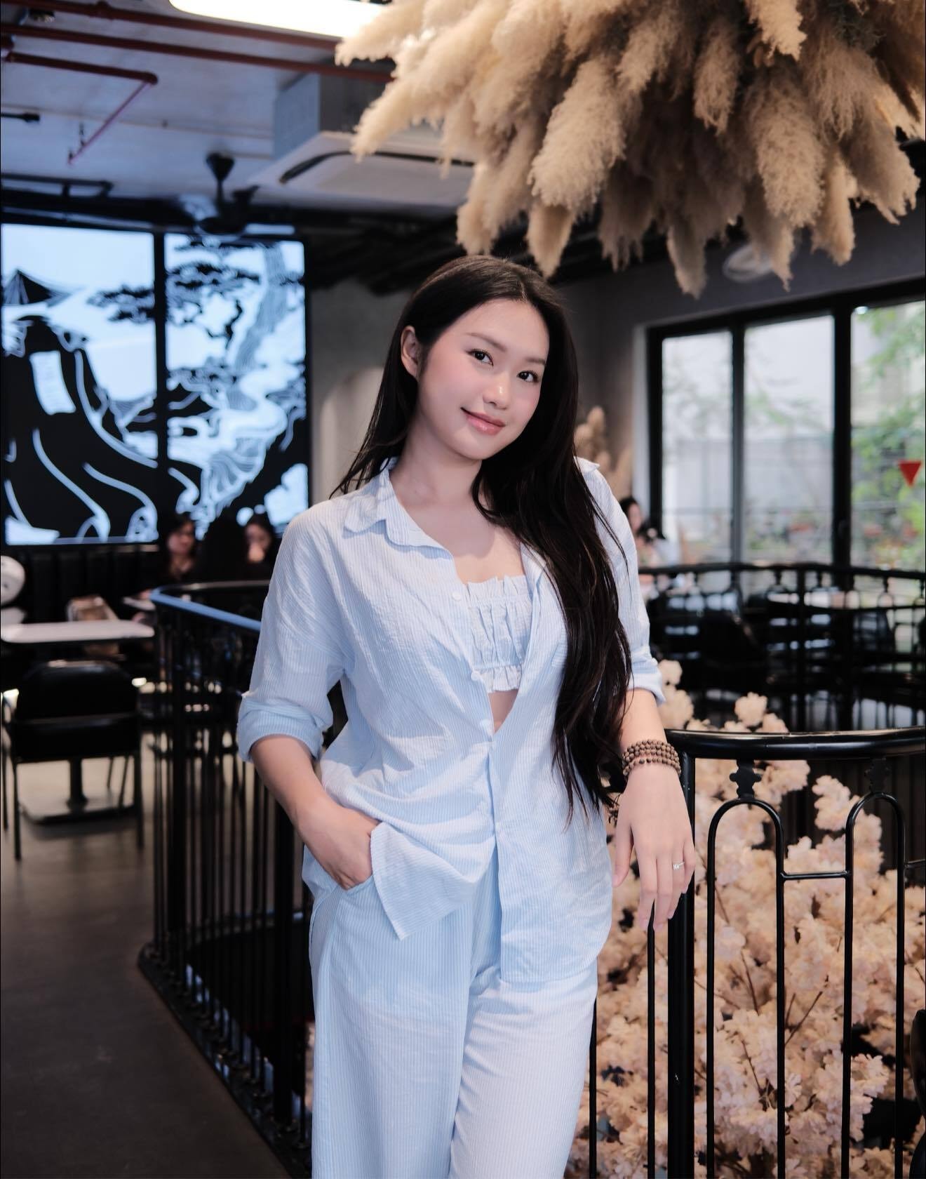 Sao Việt 9/5: Chi Bảo tình tứ bên vợ trẻ kém 16 tuổi, Tùng Dương nhập viện - 10