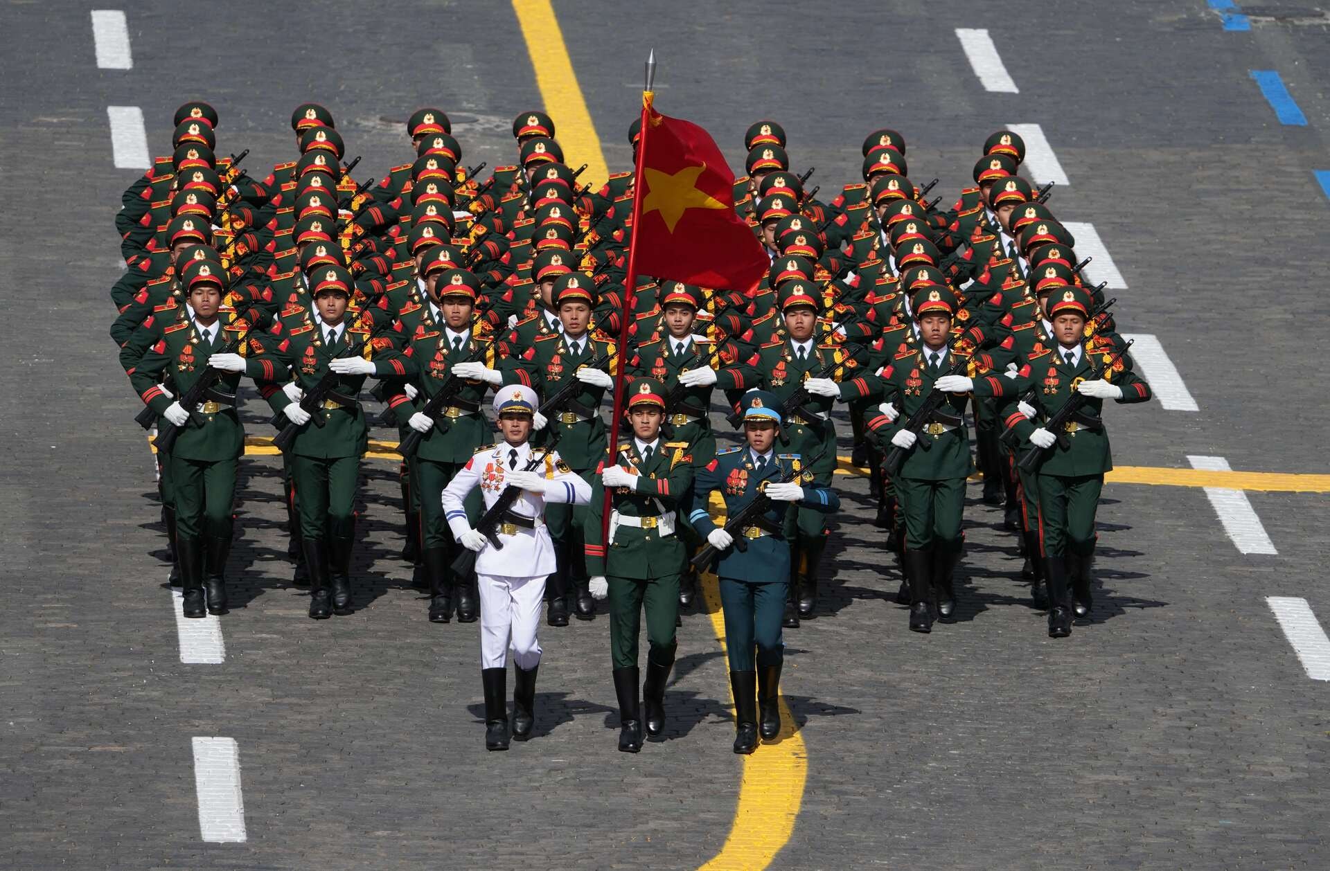 Đoàn Việt Nam duyệt binh trên Quảng trường Đỏ, hát nhạc Nga ở hậu trường - 1
