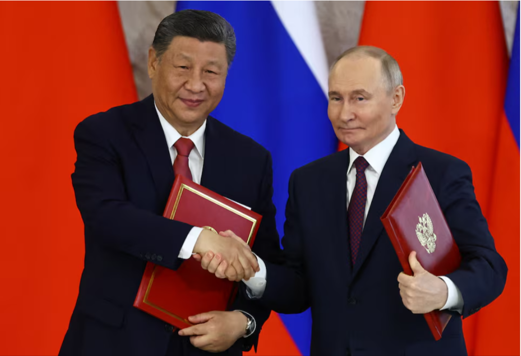 Tổng thống Nga Vladimir Putin bắt tay người đồng cấp Trung Quốc Tập Cận Bình trong buổi lễ ký kết sau cuộc hội đàm tại Điện Kremlin ở Moskva, Nga. (Ảnh: Reuters)