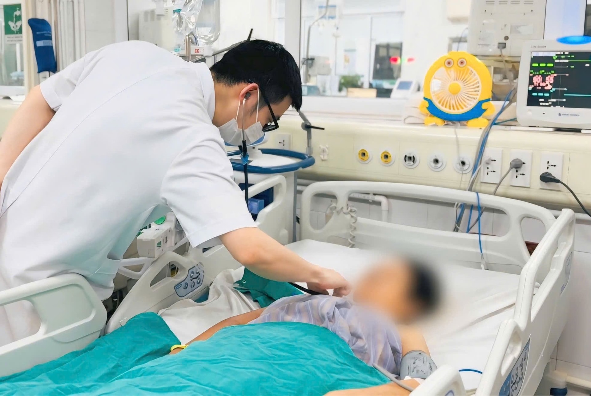 Bác sĩ kiểm tra sức khoẻ cho người bệnh. (Ảnh: BVCC)