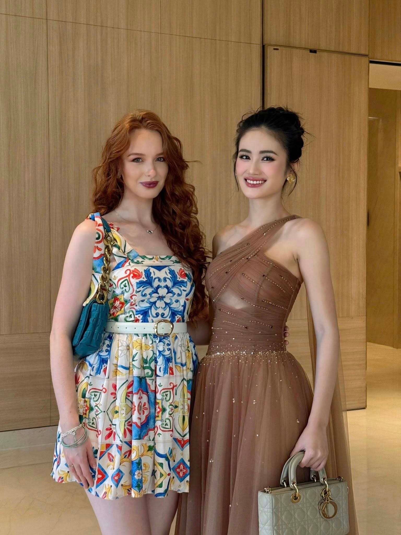 “Những ngày không có lịch trình, tôi giao lưu, kết bạn với nhiều thí sinh. Đây là cơ hội hiếm hoi để gặp gỡ và giao lưu với bạn bè quốc tế, tôi trân trọng từng khoảnh khắc trò chuyện. Điện thoại của tôi có vẻ sắp hết dung lượng vì đã ghi lại rất nhiều khoảnh khắc đáng nhớ với các đại diện khác