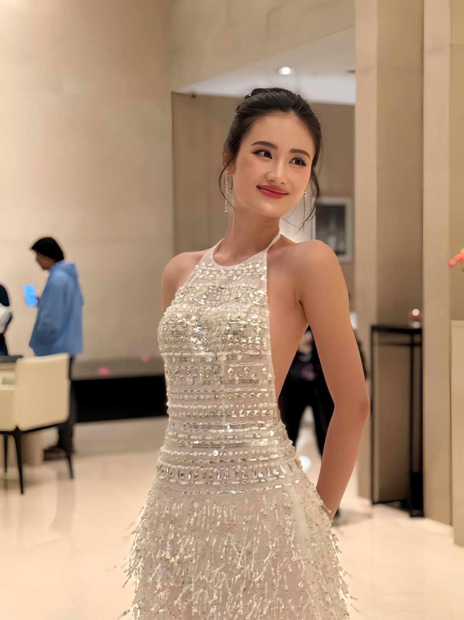 “Nếu có thời gian, tôi sẽ chăm chút cho mái tóc và lớp trang điểm kỹ lưỡng hơn. Trong trường hợp thời gian eo hẹp, tôi hoàn thành mọi thứ nhanh nhất, bằng cách dậy sớm hơn nữa”, Ý Nhi tâm sự.