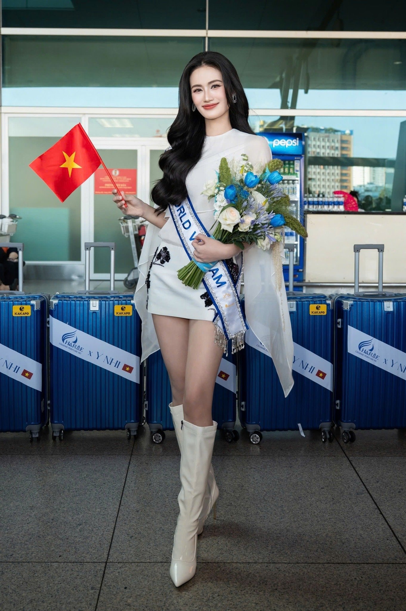 Hoa hậu Huỳnh Trần Ý Nhi lên đường sang Ấn Độ tối 6/5 để bắt đầu hành trình chinh phục vương miện Miss World lần thứ 72. Cuộc thi năm nay có sự tham gia của gần 110 thí sinh.
