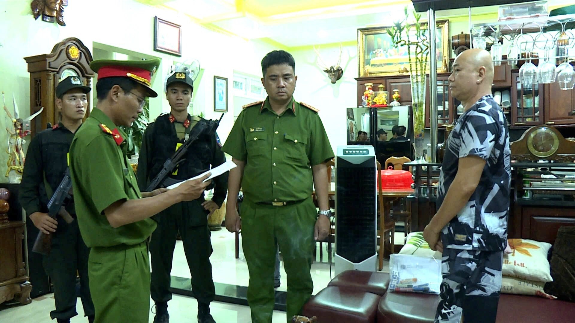 Cơ quan điều tra đọc lệnh khám xét nhà Mạnh Trọng Toản, chủ quán bar.