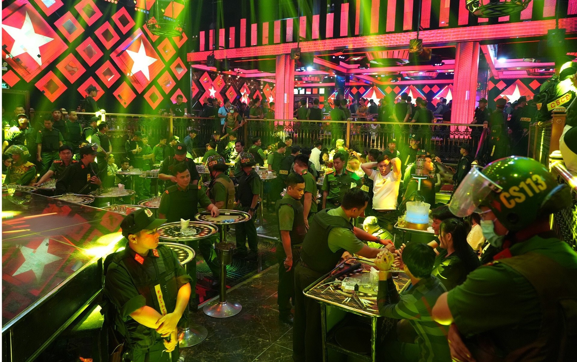 Hàng trăm cảnh sát đột kích kiểm tra quán bar Paris Night Club, vào khuya 1/5.