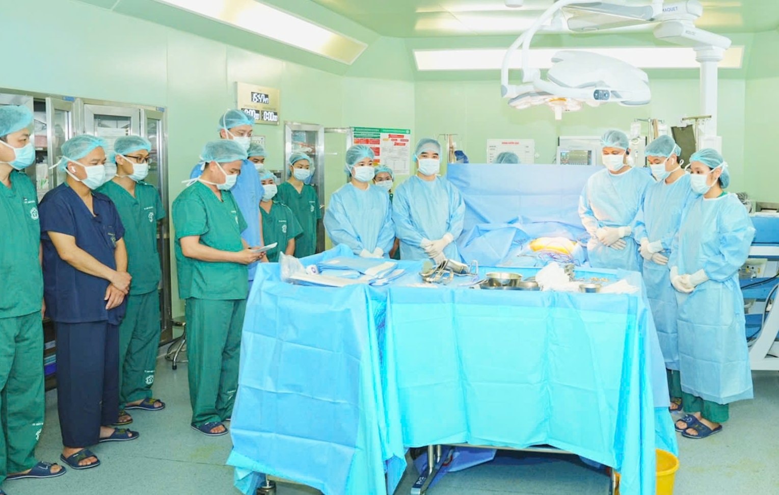 Các bác sỹ, nhân viên y tế tri ân người hiến mô tạng.