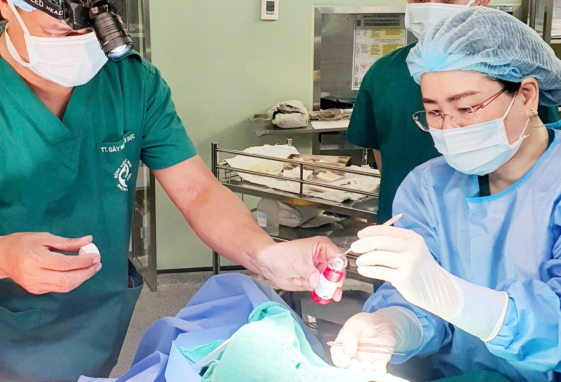 Nhân viên y tế thu nhận giác mạc của người hiến. (Ảnh: BVCC)