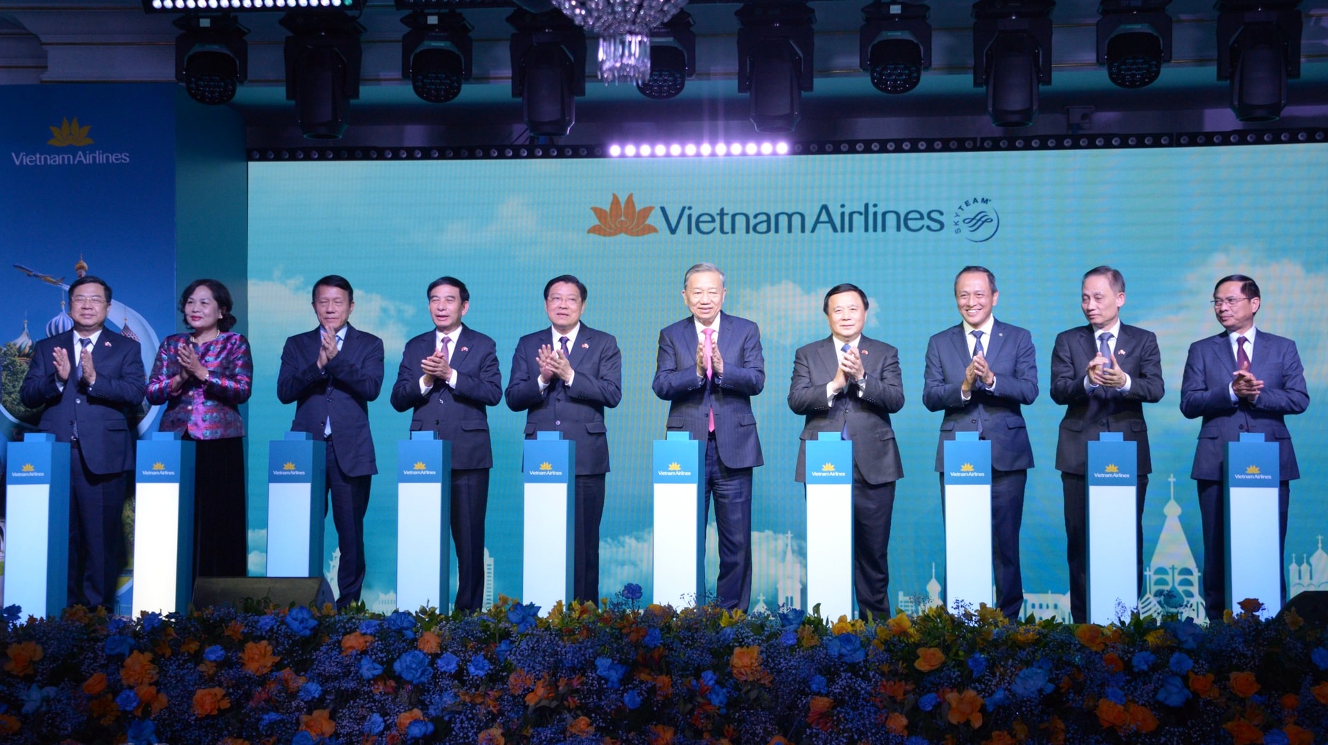 Tổng Bí thư Tô Lâm và các quan khách bấm nút khai trương đường bay thẳng Hà Nội - Moskva.