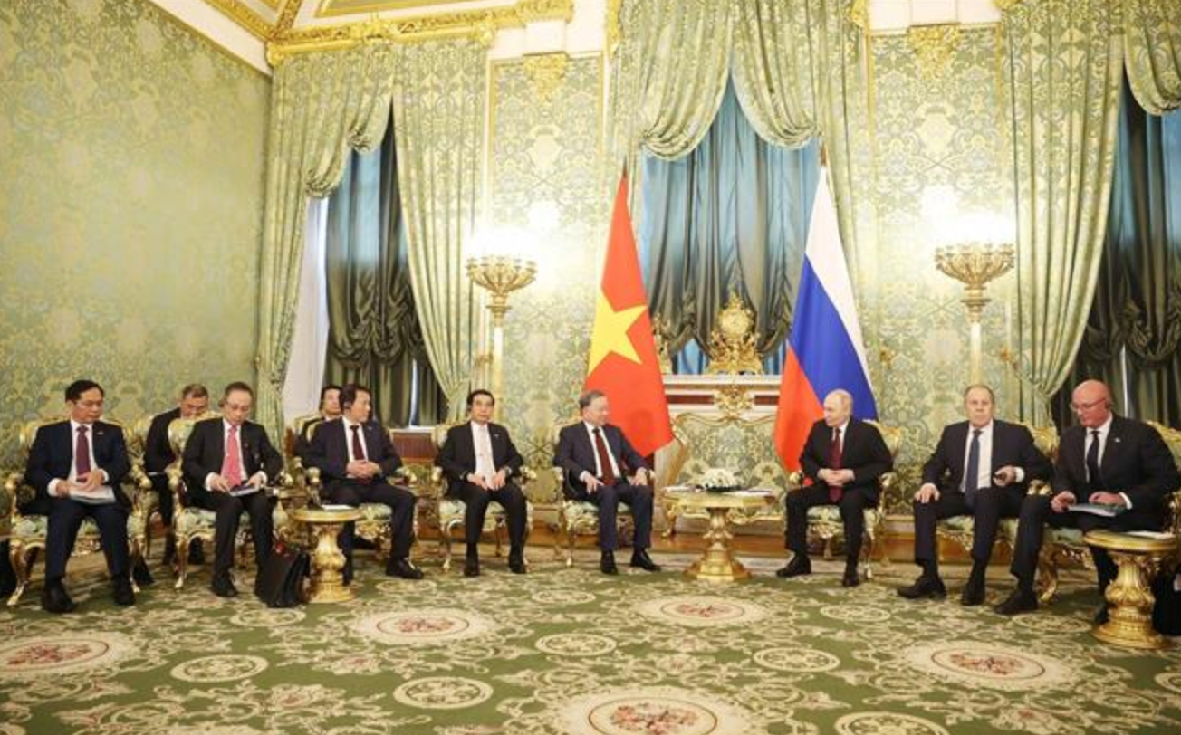 Tổng Bí thư Tô Lâm hội đàm hẹp với Tổng thống Nga Vladimir Putin. (Ảnh: Thống Nhất/ TTXVN)