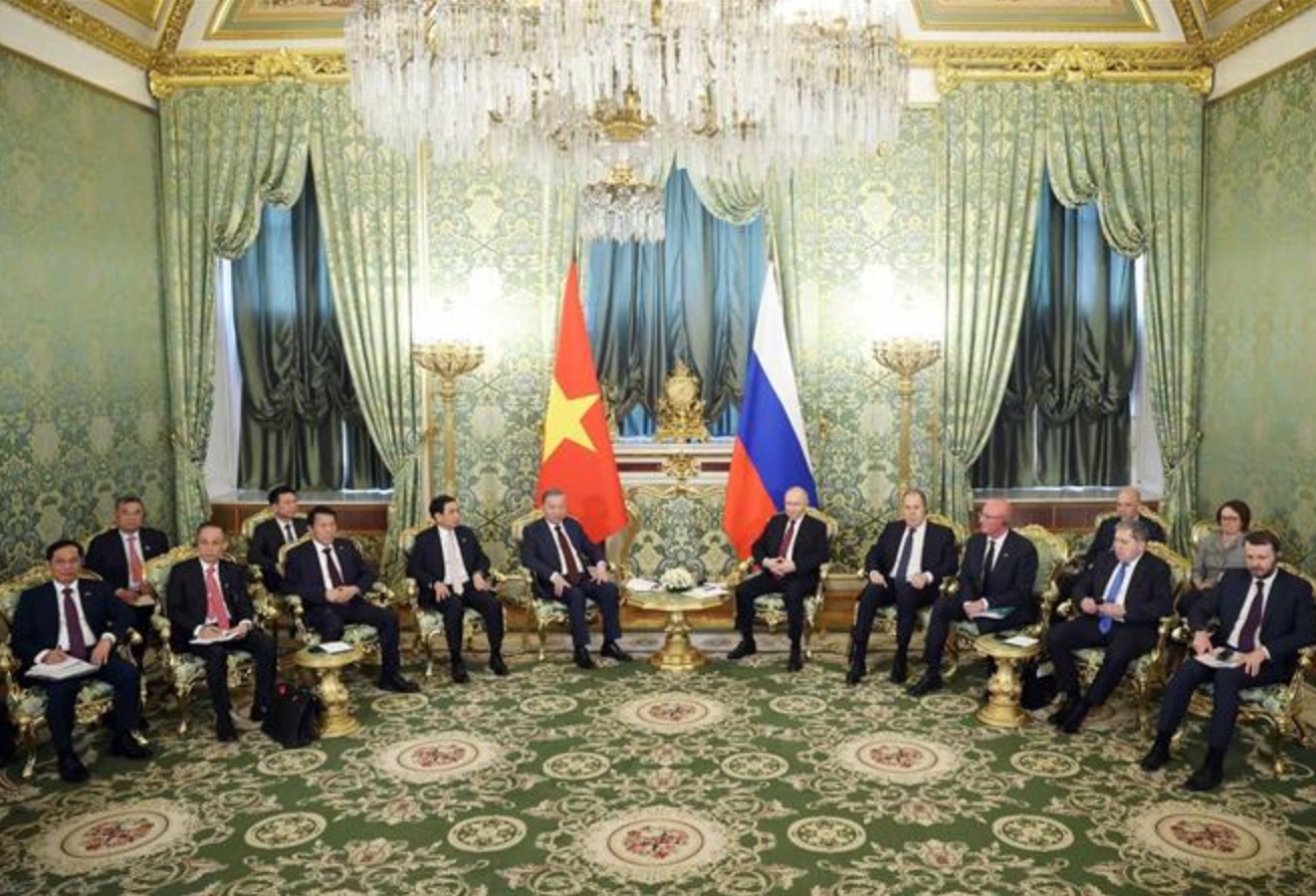 Tổng Bí thư Tô Lâm hội đàm hẹp với Tổng thống Nga Vladimir Putin. (Ảnh: Thống Nhất/ TTXVN)