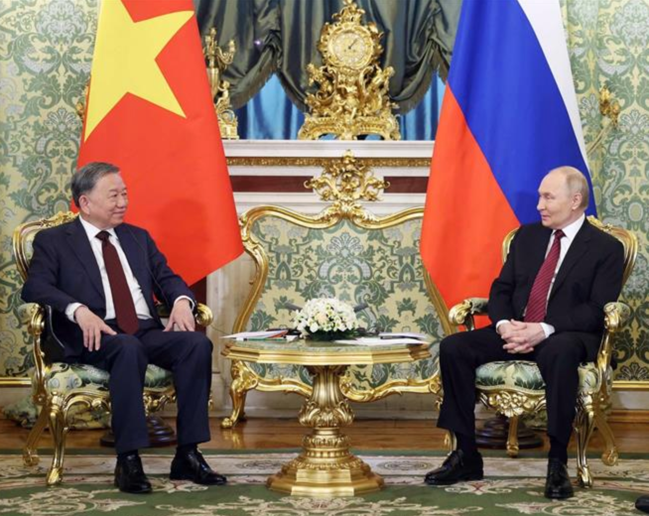 Tổng Bí thư Tô Lâm hội đàm hẹp với Tổng thống Nga Vladimir Putin. (Ảnh: Thống Nhất/ TTXVN)